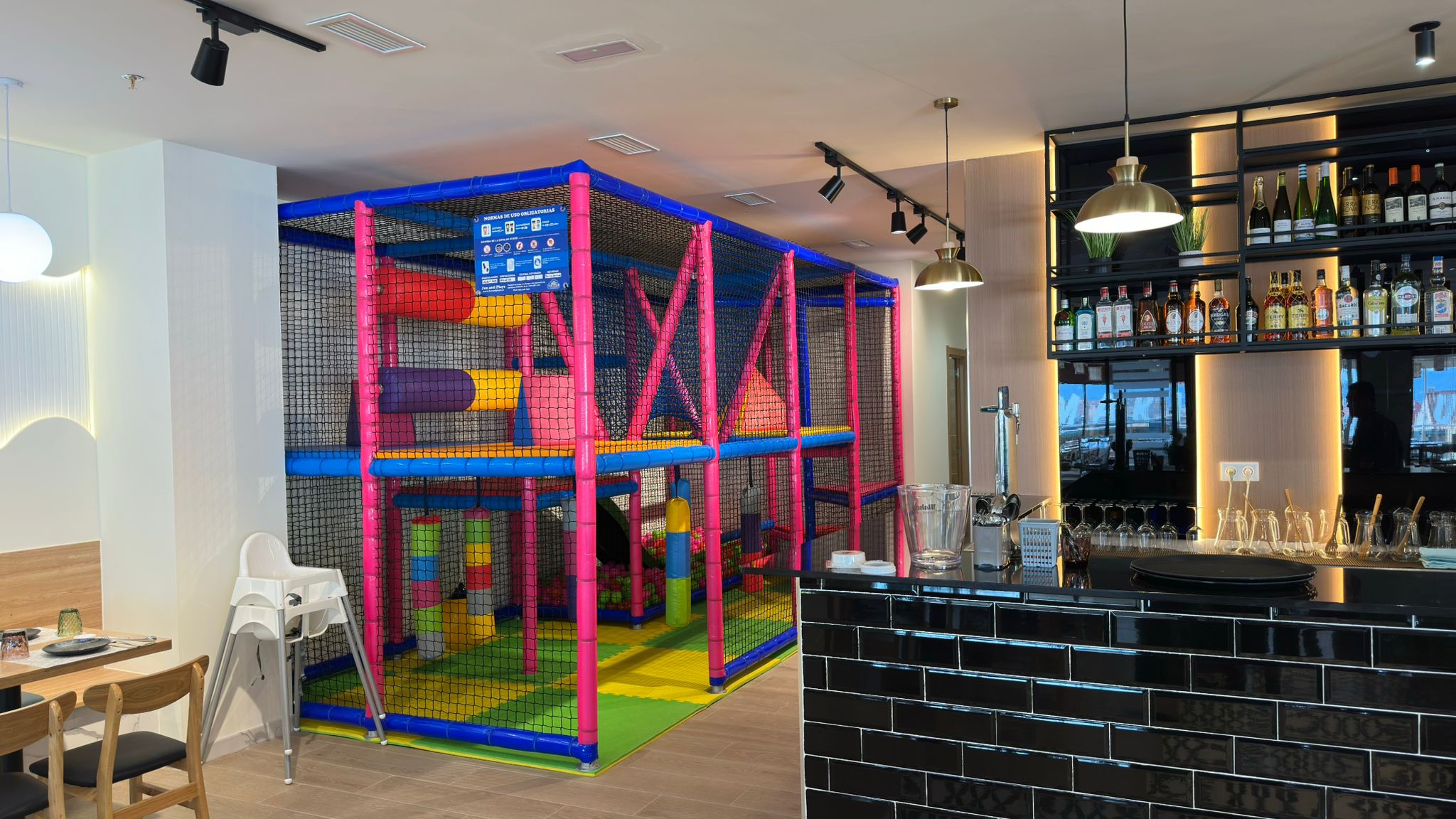 Makisu Sushi Buffet interior parque para niños